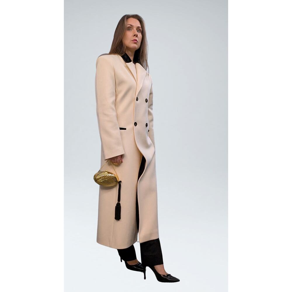 Elegant Cream 100% Wool Coat with Black Velvet Collar – Size M | Refined Classic - Picture 8 of 10